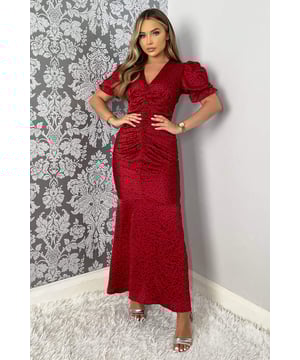 Our Red And Black Printed Short Sleeve Ruched Front Midi Dress is
right on trend this season! Featuring a v neck, ruched front and
elasticated cuffed short sleeves! It's perfect for that upcoming
special occasion! Simply pair with heels for a sophisticated look!

Model wears: UK 8/ EU 36/ US 4
Model's height: 164cm/ 5'4"
Approx length from centre back to hem: 134cm
Fabric composition: 100% Polyester
Colour: RED

*print position may vary*