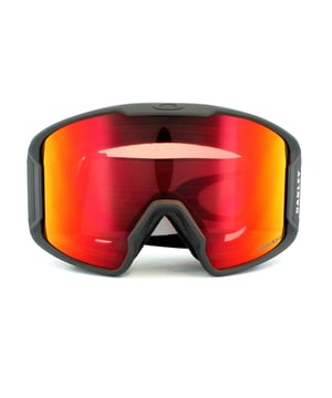 Las gafas de esquí Oakley Line Miner OO7070-02 en Negro Mate Prizm Torch Iridium han sido diseñadas para ofrecer vistas periféricas ampliadas al acercar las gafas más al rostro que otros modelos, lo que proporciona impresionantes vistas hacia abajo y de lado. La montura cuenta con muescas discretas que permiten usar la mayoría de las lentes prescritas. La espuma facial de triple capa agrega protección contra el viento y es removible, al igual que la correa.