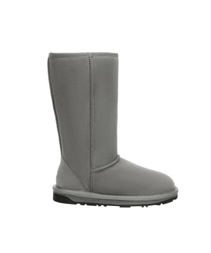 Klassiek gaat nooit fout! De hoogte zorgt voor extra warmte voor degenen die het serieus nemen. Dankzij het bovenwerk van hoogwaardig rundsuède gaan ze zeker vele seizoenen mee. Specificatie: Bovenwerk van koeiensuède Voering van schapenvachtwol Binnenzool van schapenvachtwol  EVA-zool Technologieën: Water & Vlekbestendig bovenwerk Slipvaste buitenzool