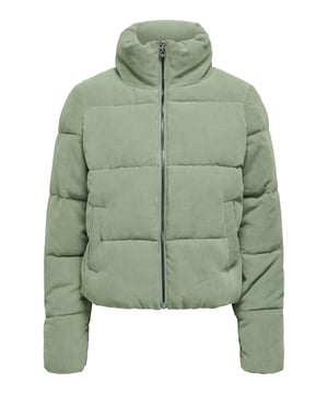 Diese Only Damen-Steppjacke in einzigartiger Cord-Optik ist ein echtes Highlight für jede Garderobe. Die stumpfe Oberfläche verleiht dem Stück eine edle Ausstrahlung, während die gesteppte Textur nicht nur für eine ansprechende Optik sorgt, sondern auch angenehme Wärme an kühleren Tagen bietet. Ein durchgehender Reißverschluss und ein praktischer Stehkragen schützen effektiv vor Wind und Wetter, ohne dabei an Stil einzubüßen.  Die Eingrifftaschen bieten nicht nur Platz für die wichtigsten Alltagsgegenstände, sondern wärmen auch bei Bedarf die Hände. Der hohe Tragekomfort dieser Jacke ist das Ergebnis der sorgfältigen Auswahl hochwertiger Materialien und einer durchdachten Konstruktion, die Bewegungsfreiheit und eine angenehme Passform gewährleisten.  Diese Steppjacke kombiniert Funktionalität mit modischem Design und eignet sich perfekt für Spaziergänge im Herbst, frische Frühlingsmorgen oder als stylische Schicht bei milderen Wintertagen. Die Cord-Optik setzt dabei einen trendigen Akzent und macht die Jacke zu einem vielseitigen Begleiter für unterschiedlichste Outfits. Ob leger zur Jeans oder elegant über einem Kleid – diese Only Steppjacke rundet jeden Look mit einer Portion Charme ab