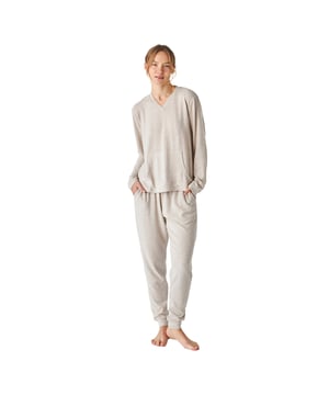 Pijama de mujer de manga larga con un diseño elegante y cómodo, ideal para descansar o relajarse en casa. 

Su diseño moderno y sofisticado se adapta perfectamente a la figura femenina, realzando la silueta con un estilo chic y relajado.

El conjunto incluye una parte superior de manga larga con un delicado cuello en pico.

El pantalón largo tiene un ajuste holgado, dos prácticos bolsillos laterales y una cintura elástica regulable mediante cordones, asegurando un ajuste cómodo.

Las costuras vistas a tono añaden un detalle sutil pero elegante.

Disfruta de un diseño que combina moda y funcionalidad. Ideal para regalar o para consentirte a ti misma.
 Composición: Camiseta: 72% Poliéster, 23% Viscosa, 5% Elastano; Pantalón: 72% Poliéster, 23% Viscosa, 5% Elastano
 Cuidados:
-Lavar en un ciclo suave.
-Siempre usar agua fría o tibia. 
-No usar secadora. Es mejor secarlo al aire. 
-Si es necesario, planchar a temperaturas bajas.
-No usar blanqueadores.