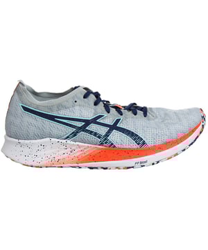 Las zapatillas de running para hombre ASICS Magic Speed están diseñadas para ofrecer a los corredores enfocados en la velocidad la tecnología y las características de rendimiento que necesitan para lograr sus mejores tiempos. Estas zapatillas están concebidas para maximizar tu eficiencia al correr y propulsarte hacia adelante.

Características Clave:

Entresuela Ride Solyte: Las zapatillas Magic Speed cuentan con la entresuela Ride Solyte de ASICS, diseñada para proporcionar una amortiguación ligera y receptiva. Esta tecnología de entresuela ofrece una experiencia cómoda y de apoyo para tus carreras más rápidas.

Tecnología Guidesole: La innovadora tecnología Guidesole crea un diseño de suela rocker, optimizando tu zancada y reduciendo la pérdida de energía. Esto fomenta la propulsión hacia adelante, haciendo que tus carreras sean más eficientes y menos cansadas.

Tecnología GEL: La amortiguación GEL está incluida en la parte trasera para mejorar la absorción de impactos, reduciendo el estrés en tus articulaciones y asegurando una experiencia de carrera suave y cómoda.

Parte Superior Transpirable: La parte superior está construida con materiales transpirables que permiten una ventilación adecuada, manteniendo tus pies frescos y cómodos incluso durante carreras intensas.

Suela AHARPLUS: La suela está hecha de goma de alta abrasión ASICS (AHARPLUS) para una excelente durabilidad y agarre en diversas superficies, asegurando que tengas un agarre confiable durante tus carreras rápidas.

Cierre con Cordones: El cierre tradicional con cordones permite un ajuste seguro y personalizable, garantizando que tus pies estén bien apoyados y estables durante las carreras a alta velocidad.

Plantilla OrthoLite X-40: La plantilla extraíble OrthoLite X-40 añade una mayor amortiguación y propiedades de control de humedad para mantener tus pies secos y cómodos.

Detalles Reflectantes: La seguridad es una prioridad, y estas zapatillas incorporan elementos reflectantes para mejorar la visibilidad en condiciones de poca luz, como en carreras de temprano en la mañana o por la noche.