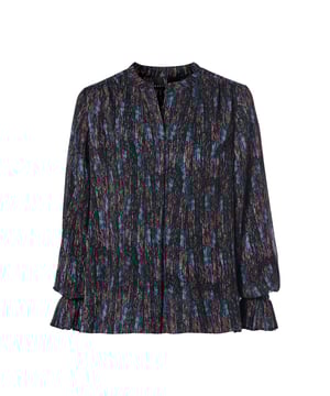 De Jackson printblouse is een verfijnd model met een levendige en kleurrijke print, voorzien van een opstaand boordje en smock-effect bij de manchetten. Deze blouse biedt een relaxte pasvorm die moeiteloos over de heup valt. De Cassidy tuniek van Mart Visser is een veelzijdige must-have met prachtige kenmerken. Het opvallende ontwerp omvat een kleurrijke en gevlekte multi-print op een zwarte achtergrond, verrijkt met rode, witte en blauwe accenten. De subtiele schittering van het metallic garen voegt een vleugje glamour toe aan de tuniek, terwijl de smock-effecten bij de manchetten en vooral op de rug een elegant accent bieden.De Jackson print blouse is vervaardigd van 100% polyester, wat zorgt voor een licht en comfortabel draaggevoel. Bovendien is de voering ook gemaakt van 100% polyester, wat bijdraagt aan het algehele draagcomfort van de blouse. Dankzij de levendige print en stijlvolle details is de Jackson print blouse multi-inzetbaar: een veelzijdige keuze voor zowel formele als informele gelegenheden.Voor een formele uitstraling kun je deze blouse combineren met de Evanne broek en het nonchalante, maar uitgewerkte Heather jacket, beiden uitgevoerd in klassiek zwart. Dit creëert een gestroomlijnde en trendy look. Als je een meer vrouwelijke en opvallende stijl wilt omarmen, combineer de blouse dan met de Doretan leren rok en korte leren laarsjes voor een edgy en moderne uitstraling. Wil je een vleugje warmte en kleur toevoegen aan je look? Dan kun je het lange Chelsea vest in opvallend roze dragen voor een kleurrijke en stijlvolle touch.