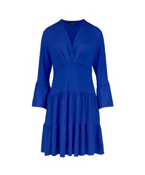 Deze zomerjurk is gemaakt van stretch jersey stof, viscose-elasthaan. Het heeft een diepe V-halslijn in een faux wrap-stijl. Het heeft bell mouwen, 7/8 lengte. Onder de buste is een gebogen zoom. De rok heeft twee lagen met ruches. De jurk valt boven de knie en is gestyled in een los A-lijn silhouet.