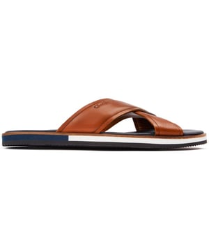 Sandalias memphis color canela de Oliver Sweeney para hombre, confeccionadas con piel y suela de goma. Incluye: plantilla cómoda, parte superior de cuero de plena flor, suela antideslizante y marca grabada.