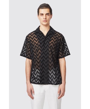The Rowan shirt ticks all the boxes if you're after a party shirt. The short sleeve revere collar shirt features a contrasting zig zag black flock design and is cut to perfection. The shirt is adorned with a French front placket and square edge. The shirt is very universal and can be dressed down with some casual trousers or dressed up with some smart tailored suit pants.