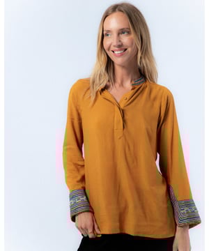 La Blusa Ángela mostaza con bordado es la elección perfecta para añadir un toque de color a tu vestuario de otoño. Con sus delicados bordados y color vibrante, esta blusa ofrece un estilo sofisticado y elegante. Ideal para combinar con pantalones oscuros y accesorios discretos para un look refinado y moderno.
 
 
 
 Blusa cuello redondo.
 
 Cierre frontal con botones.
 
 Manga larga acabada en puño.
 
 Bordado en escote y puño de manga.
 
 Tejido viscosa.