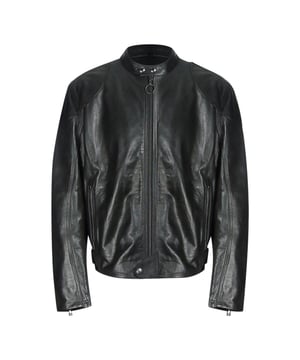 Ervaar het ultieme in veelzijdigheid en stijl met de Belstaff Black Jacket. Deze jas biedt zowel warmte als een modieus ontwerp, waardoor je moeiteloos kunt overstappen van een casual look voor overdag naar een chique avondensemble. Blijf gezellig en zie er geweldig uit met dit must-have jack!, Leren jas, Materiaal: 100% rundleer, Voering: 100% katoen, Handgewaxt leer, BELSTAFF-logo geborduurd op de linkermouw, Verstevigingen op schouders en ellebogen, Twee buitenzakken met ritssluiting Tailleband met logo op drukknopen, knoopsluiting in de nek, zwarte jas, leren jas, verstelbare taille