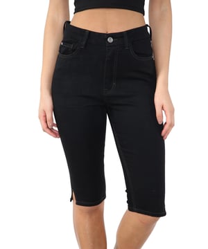 MYT Magic Shaping denim shorts voor dames met hoge taille. - . Gesplitste zomen zijn comfortabel en het is ook mogelijk om de zoom op te rollen. - . Magische vormgeving en superieur comfort. - . Knoop- en ritssluiting. - . Toegevoegde stretch, hoge taille. - . Magic Shorts gemaakt van premium bi-stretchstof voor ondersteuning. - . Ideaal voor casual, vakantie-, zomer- en strandkleding.