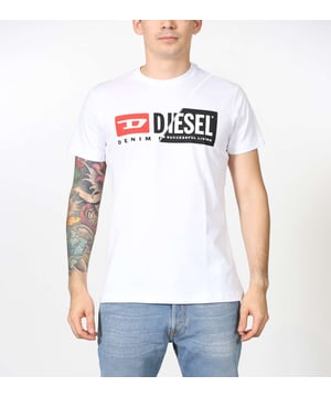 Specifications: Crew neck T-shirt with front print and raised stitching Fit: Regular Model is wearing size: M Model's height: 180cm