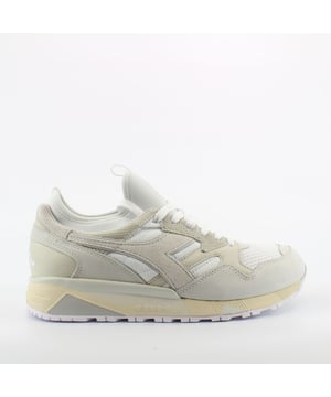 Diadora colaboró ​​por primera vez con la leyenda deportiva italiana Danilo Paura, creando una colección de trece piezas para el otoño-invierno 19. Con elementos deportivos clásicos frescos como sudaderas y pantalones de chándal, la colección consta de once piezas de ropa y un estilo de zapatillas disponibles en dos versiones de color-negro y de blanco roto. Esta línea basada en colaboración combina la sastrería precisa de Paury con el auténtico conocimiento deportivo de la diadora y para proporcionar un aspecto moderno de ropa de calle.