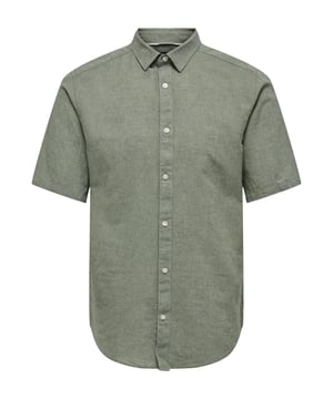 Dieses kurzärmelige Herrenhemd ist die perfekte Wahl für einen lässig-eleganten Look - eine perfekte Verbindung von zeitloser Klasse und modernem Stil. Der Slim-Fit-Schnitt verleiht dem Hemd eine schlanke Silhouette, die Ihren Look subtil unterstreicht und Ihre individuelle Eleganz unterstreicht.  Der Kent-Kragen, eine Hommage an die traditionelle Eleganz, verleiht diesem Hemd eine raffinierte Note. Die Knopfleiste sorgt nicht nur für eine Prise Funktionalität, sondern auch für einen modischen Akzent. Der abgerundete Saum verleiht dem Hemd einen modernen Touch und sorgt für eine gute Optik, ob in den Hosenbund gesteckt oder über der Hose getragen.  Der hohe Tragekomfort dieses Hemdes macht es nicht nur zu einem Kleidungsstück, sondern zu einem Erlebnis. Aus hochwertigen Materialien gefertigt, fühlt es sich nicht nur angenehm auf der Haut an, sondern bietet auch langlebige Qualität.  Ob zu formellen Anlässen oder zum smarten Freizeitlook - dieses Hemd begleitet Sie auf Ihrem stilvollen Weg.