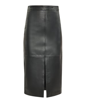 Dieser schlanke und raffinierte Rock mit schmaler Passform strahlt Eleganz aus. Mit einer hohen Taille und einem geraden Schnitt umrahmt er den Körper und sorgt für eine klassische Silhouette. Mit seinem strukturierten Design mit sichtbaren Nähten bietet er einen maßgeschneiderten Look, der sich perfekt für formelle oder Bürokleidung eignet. Dieser Bleistift-Midirock aus Lammleder mit Schlitz und Reißverschluss auf der Rückseite ist der Inbegriff zeitlosen Stils.  Felsen