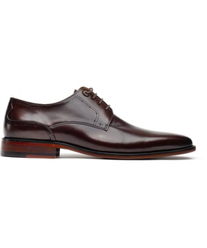 Presentamos el Zapato Derby Warren de Simon Carter, una perfecta combinación de sofisticación atemporal y peculiaridad pulida. Estos zapatos excepcionales redefinen el estilo clásico Derby con sus detalles únicos y encantadores. Meticulosamente elaborados con cuero de primera calidad, los Zapatos Derby Warren cuentan con un diseño elegante y esbelto, que irradia una sensación de refinamiento. Ya sea que te vistes para un evento formal o que desees añadir un toque de distinción a tu vestimenta diaria, este básico del armario de calzado de Simon Carter asegura que hagas una declaración distintiva de estilo y personalidad.