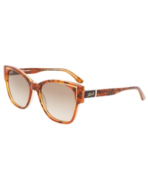 Gafas de sol KL6069S con montura de acetato.

Forma y diseño:
- Estas gafas Karl Lagerfeld tienen una silueta de ojos de gato.

Material de la montura:
- La montura de estas gafas está fabricada en acetato, un material plástico.
- El acetato proporciona durabilidad, flexibilidad y un acabado liso a la montura.

Patillas de acetato:
- Las patillas también están hechas de acetato, a juego con el material de la montura.
- El acetato en las patillas las hace livianas y cómodas de llevar.

Detalles de la marca:
- Grabado de la marca Karl Lagerfeld en las patillas.
- Estos elementos de diseño ayudan a identificar claramente el modelo como parte de la colección de gafas Karl Lagerfeld.

Lentes:
- Los lentes son de alta calidad.
- Estos lentes proporcionan una excelente protección UV y una visión nítida y clara.
 Medidas: Alto lente: 45 mm. Ancho lente: 54 mm. Puente: 16 mm. Patillas: 140 mm.
 Composición: Acetato
 Cuidados:
Utiliza un paño de microfibra suave y limpio para limpiar tus gafas de sol. Este tipo de paño no rayará los lentes.
Evita usar productos de limpieza abrasivos, detergentes, alcohol o acetona, ya que pueden dañar los lentes y los tratamientos antirrefleja