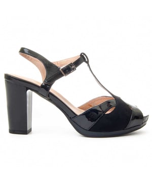 Dames hoge hakken. Comfortabele pasvorm. Gevoerde binnenzool. Antislipzool. Versterkte stiksels. Gefabriceerd door andere merken voor ons merk. Ongeveer afmetingen: 7 cm hak en 2 cm plateau.