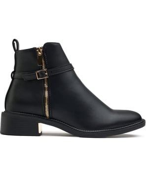 Mejora tu estilo y realza tu apariencia con los botines Solsister Lark Zip. Fabricados con una parte superior de piel de primera calidad, estos elegantes botines despliegan un diseño elegante y sofisticado, perfecto para muchas ocasiones. El exclusivo adorno de metal en el talón y los herrajes dorados añaden un toque de elegancia atemporal, mientras que la silueta clásica subraya su atractivo urbano.