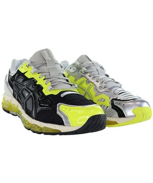 Die Asics Gel-Quantum 360 6 Herren-Sneaker sind leistungsstarke Sportschuhe, die außergewöhnlichen Komfort und Halt für verschiedene Aktivitäten bieten. Hier sind einige wichtige Eigenschaften und eine Beschreibung: 360-Grad-GEL-Technologie: Die Gel-Quantum 360-Serie ist für ihre 360-Grad-GEL-Technologie bekannt, was bedeutet, dass die GEL-Dämpfung über die gesamte Schuhsohle verteilt ist und so bei jedem Schritt verbesserte Dämpfung und Reaktionsfähigkeit bietet. FlyteFoam-Technologie: Asics integriert oft die FlyteFoam-Technologie für leichtgewichtige Dämpfung und reaktionsschnelle Leistung, wodurch diese Sneaker für schnelle Bewegungen und Agilität geeignet sind. Mesh-Obermaterial: Die Sneaker haben normalerweise ein atmungsaktives und leichtes Mesh-Obermaterial, das für gute Belüftung sorgt und Ihre Füße bei Aktivitäten kühl und komfortabel hält. OrthoLite-Einlegesohle: Einige Asics-Schuhe, einschließlich der Gel-Quantum-Serie, werden mit einer OrthoLite-Einlegesohle geliefert, die Ihren Füßen zusätzliche Dämpfung und Feuchtigkeitsregulierung bietet. Schnürverschluss: Diese Schuhe werden normalerweise mit einem traditionellen Schnürverschluss geliefert, der eine individuelle und sichere Passform ermöglicht. Gepolsterter Schaft und Zunge: Die Sneaker haben oft einen gepolsterten Schaft und eine gepolsterte Zunge für zusätzlichen Komfort und Halt im Knöchelbereich. Robuste Gummilaufsohle: Die Sneaker verfügen in der Regel über eine robuste Gummilaufsohle mit zuverlässiger Traktion, die Stabilität und Halt auf unterschiedlichen Oberflächen gewährleistet. Asics-Branding: Sie finden auf diesen Sneakern das Asics-Logo und -Branding als Zeichen für Qualität und Authentizität. Zusammenfassend sind die Asics Gel-Quantum 360 6 Herren-Sneaker die erste Wahl für Männer, die leistungsstarke Sportschuhe suchen. Ihr elegantes schwarzes Design und die innovativen Dämpfungstechnologien, darunter 360-Grad-GEL und FlyteFoam, bieten hervorragenden Komfort und Reaktionsfähigkeit. Das atmungsaktive Mesh-Obermaterial sorgt dafür, dass Ihre Füße beim Training kühl bleiben, und die robuste Gummilaufsohle bietet zuverlässigen Halt. Der Ruf von Asics für hochwertige Sportschuhe spiegelt sich in diesem Modell wider und macht es zu einer zuverlässigen und stilvollen Wahl für Männer, die Wert auf Leistung und Stil bei ihren Sport- und Freizeitschuhen legen.