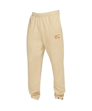 Verhoog je stijl met de beige joggingbroek. Deze comfortabele Nike beige broek biedt een strakke en veelzijdige look, perfect voor elke gelegenheid. Of je nu naar de sportschool gaat of boodschappen doet, deze shorts bieden zowel stijl als functionaliteit. Upgrade je garderobe vandaag nog!, elastische taille en beenuiteinden, merklogo op de linkerzak, streetwear, effen beige joggingbroek,