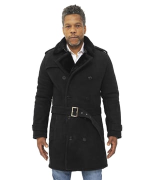 De erwtenjas, een populair item bij de Britse marine, is hier opnieuw vormgegeven in onze dubbelzijdige schapenvacht van de hoogste kwaliteit om een ​​winterse look te creëren. De dikke voering van schapenvacht blinkt uit in het bieden van warmte en comfort en is zichtbaar bij de brede kraag voor een elegante en stijlvolle look. Voor extra stijl hebben we een tailleriem met gesp geïntroduceerd die extra karakter aan dit kledingstuk geeft en tegelijkertijd verstelbaar is voor een taps toelopende look en extra comfort. In de traditionele erwtenjasmode heeft dit kledingstuk een dubbele rij knopen en een sluiting met vier knopen die open gelaten kan worden om meer van de voering van schapenvacht bloot te leggen voor een stoerder uiterlijk. • Gemaakt van hoogwaardige dubbelzijdige schapenvacht met suède buitenkant • Dikke schapenvachtvoering staat bekend om het bieden van warmte en comfort • Deze jas is verlengd in de lengte en heeft een volledig afsluitbare kraag voor extra warmte • Uitgerust met zowel een YKK-ritssluiting als een sluiting met vier knopen.