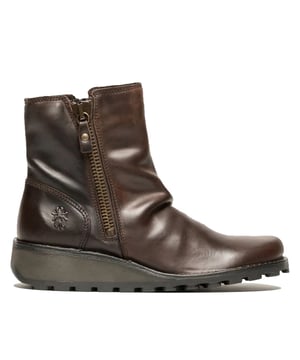 Las botas al tobillo Mon944 de Fly London ofrecen una elegante combinación de comodidad y elegancia informal. Estas botas, confeccionadas en piel de primera calidad, cuentan con un tacón de cuña de 4 cm y una plantilla acolchada para una comodidad durante todo el día. Una cremallera interior funcional permite ponérselas y quitárselas fácilmente, mientras que la cremallera exterior decorativa y los pliegues sueltos aportan un aire relajado. Estas botas, rematadas con una suela de goma con tacos para una mayor durabilidad y un logotipo de Fly London grabado en el talón, son perfectas para el uso diario. Parte superior de piel, plantilla acolchada para una mayor comodidad, tacón de cuña de 4 cm, cremallera interior funcional, cremallera exterior decorativa, suela de goma con tacos para una mayor durabilidad.