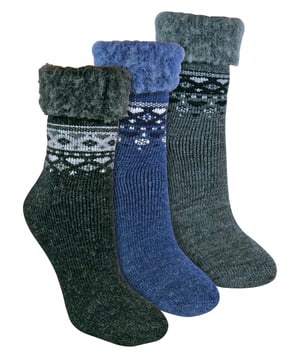 Verkrijgbaar in een multiverpakking van 3 paar, onze stijlvolle damesomslagwollen sokken zijn de ideale aanvulling op de garderobe van elke stijlvolle vrouw die waarde hecht aan zowel warmte als comfort. Deze sokken zijn gemaakt van Portugese wol van hoge kwaliteit. Wol als vezel is een fantastische isolator, houdt warme lucht dicht bij je huid en houdt je warm tijdens de wintermaanden. Als je deze sokken in je laarzen wilt dragen, zul je merken dat wol je voeten zowel droog als warm houdt. Deze geborstelde binnenkant helpt ook om de warmte dichter bij de huid vast te houden, waardoor deze sok zacht en pluizig is en ontzettend knus voor een nachtje binnen of naar buiten tijdens de wintermaanden. Deze sokken worden geleverd in een milieuvriendelijke, recyclebare verpakking en zijn een fantastisch cadeau voor verjaardagen of Kerstmis. Met de omslagbovenkant is hij ideaal om te dragen met korte laarzen voor een stijlvolle look voor overdag. Als alternatief kan deze sok ook worden gecombineerd met je meest comfortabele loungekleding, en kan hij worden gedragen terwijl je ontspant om de voeten thuis comfortabel en warm te houden. Met een stijlvolle fairisle print op de buitenkant van de sokken, deze sokken zijn perfect voor ieders wintergarderobe. Je ontvangt 3 kleuren per verpakking en de 2 voorverpakte keuzes zijn: Black/Charcoal/Denim OF Deep Fuchsia/Pink/Cream. Deze wollen damessokken zijn verkrijgbaar in DamesEen maat: 37-42 EU en van 63% acryl, 24% wol, 12% polyamide, 1% elastaan. Ze zijn machinewasbaar.