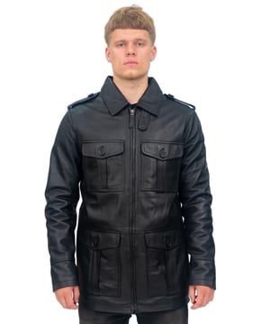 We gebruiken hier ons ultrazacht premium nappaleer om een ​​jas te creëren die is geïnspireerd op de klassieke safaristijl die eind jaren '40 in de modewereld opdook. Deze stijl wordt gekenmerkt door klepzakken met knoopsluiting, waarvan er vier in de taille en borst van deze jas zitten, en bevat ook schouderepauletten die zijn geïnspireerd op traditionele militaire uniformen. De binnenkant van de jas is gevoerd met een popeline-stof die is versierd met een tonaal geruit patroon en is voorzien van drie geïntegreerde zakken, waarvan er twee zijn voorzien van een ritssluiting voor extra veiligheid. • 100% eersteklas ultrazacht nappaleer • Vier externe klepzakken • Kraag in overhemdstijl • Jas is gevoerd met geruite poplin-stof en is geïntegreerd met drie zakken • Retro safaristijlthema