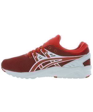 El entrenador ASICS Gel Kayano Evo Sneaker tiene más de 20 años de éxito detrás de ella.
Dos décadas pasaron mejorando la estabilidad y la comodidad de los sobrepronadores a largas distancias.
Es el zapato perfecto para largas sesiones de entrenamiento y maratones en todo el mundo.

Composición.
- Superior de malla transpirable con refuerzos tristes multidireccionales que se adaptan perfectamente a la forma del pie.
- Sistema de gel en el talón y antepié para la absorción de choque.
- Suela de goma.