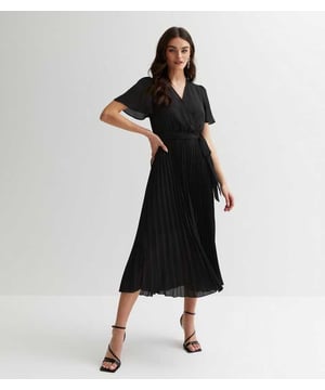 Un look femenino y clásico en tu guardarropa con este vestido verde, que se adapta tanto a tu estilo informal como a todas esas ocasiones especiales. Con detalles plisados ​​y un lazo en la cintura con mangas cortas acampanadas, este vestido midi es el vestido más necesario para el próximo cambio de guardarropa. Combínalo con unos tacones de tiras y un bolso para un look perfecto del día.