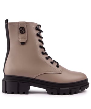 A Stylish And Confident Way Of Welcoming The Changing Seasons, The S.oliver Ankle Boots Are An Ideal Pair For Your Urban Adventures. These High-ankle Women's Boots Have An Inside Zip For Easy Entry, Additional Lacing With Top Ski Hook Eyelets, A Chunky, Cleated Outsole With A Sturdy Heel And Metal Button Branding. A Refined Boot With Attitude That'll Rock Your Look This Season.