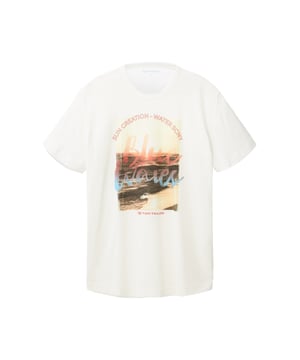 Dieses T-Shirt mit normaler Passform ist ein ideales Kleidungsstück für den Kleiderschrank. Es hat kurze Ärmel und einen Rundhalsausschnitt, der mit einem gerippten Bündchen abschließt. Es ist aus reiner Baumwolle gefertigt, die angenehm auf der Haut liegt und atmungsaktiv ist. Dadurch bietet es einen hohen Tragekomfort. Das unifarbene Design wird durch einen Fotodruck auf der Brust abgerundet.