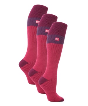 Ziehen Sie ein Paar Heat Holders Ski Socks an, die ultimative Thermosocke. Die extralange, dick gepolsterte Socke ist ideal für Skifahrer und alle Winteraktivitäten. Sie polstert Unterschenkel und Fuß und hält sie herrlich warm. Wenn Sie Ihre Skiausrüstung für die Piste aufstocken wollen, sind diese Socken perfekt, denn sie sind jetzt im 3er-Pack erhältlich, was sie zu einem tollen Preis-Leistungs-Verhältnis macht! Die dicken, klobigen Socken mit einem Tog-Wert von 2,34 sind mehr als 7x wärmer als einfache Baumwollsocken (0,33 Tog)! Das liegt daran, dass sie aus einem speziell entwickelten Thermogarn hergestellt wurden, das eine leistungsstarke Isolierung gegen die Kälte bietet und gleichzeitig eine hervorragende Feuchtigkeitsableitung ermöglicht. Außerdem sorgen die Heat Holders Loops für eine einzigartige Polsterung, die noch mehr warme Luft einschließt und Ihre Füße den ganzen Tag über bequem und komfortabel hält. Diese extremen Socken werden von einem Experten gebürstet, wodurch die Innenseite nicht nur sensationell weich ist, sondern auch dazu beiträgt, die Menge an warmer Luft zu maximieren, die in der Nähe der Haut gehalten wird, wodurch Ihre Füße länger warm bleiben! Dieses 3er-Pack Socken ist für Damen in den Größen 4-8 UK und in 6 verschiedenen Farben erhältlich. Sie bestehen aus 91% Acryl, 5% Nylon, 3% Polyester, 1% Elasthan und sind maschinenwaschbar.
