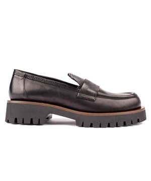 Este clásico par de mocasines de cuero negro se ha confeccionado en Italia y cuenta con una plantilla forrada de cuero y es exclusivo de SOLE. El zapato Parma para mujer es un básico atemporal en tu guardarropa y la suela exterior con tacos aporta un look versátil.