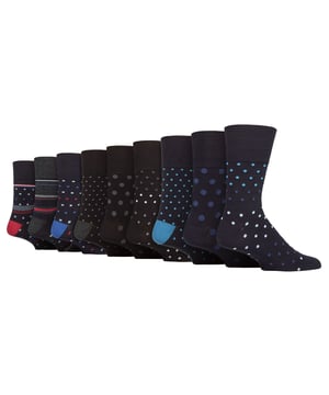 Ontdek het ultieme comfort met onze Gentle Grip losse, sokken zonder elastiek bamboesokken voor heren, ontworpen met uw welzijn in gedachten . Deze sokken zijn gemaakt van modern bamboe en bieden zachtheid en ademend vermogen. Als gewaardeerd sokkenmerk dat zich toelegt op comfort, bevat Gentle Grip een sokken zonder elastiek techniek die de druk op de voet vermindert, waardoor een comfortabele pasvorm wordt gegarandeerd. Bamboe staat algemeen bekend als een geweldig materiaal. De vochtafvoerende Bamboevezels reguleren op natuurlijke wijze de temperatuur, waardoor uw voeten de hele dag comfortabel koel en droog blijven. Geen zweterige en ongemakkelijke voeten meer. Antibacterieel Bamboe trekt het vocht weg, waardoor er geen bewegingsruimte meer is en daardoor potentiële voetinfecties worden voorkomen. En dat niet alleen, deze sokken zijn bovendien ongelooflijk zacht dankzij het luxueuze karakter van bamboevezels. Met een speciaal vervaardigde honingraatbovenkant. Deze sokken zijn niet alleen ongelooflijk comfortabel voor alle dragers, maar zijn vooral nuttig voor mensen met problemen met de bloedsomloop. Ze zijn ontworpen om je benen te verzorgen door zich naar hun natuurlijke contouren te vormen zonder concessies te doen aan de stijl. Deze sokken worden ook geleverd in een multiverpakking van 9 paar, waardoor ze veel waar voor je geld bieden. Ervaar de perfecte combinatie van comfort en stijl met onze Gentle Grip-sokken, waardoor je voeten en benen de hele dag goed aanvoelen. Er zijn 6 variaties om uit te kiezen met 3 ontwerpen per 9-pack. Ze zijn verkrijgbaar in één maat heren 39-45 EU, zijn gemaakt van 77% viscose (van bamboe), 17% polyester, 5% polyamide, 1% elastaan ​​en zijn wasbaar in de machine.
