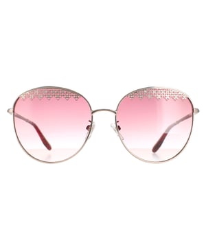 Las gafas de sol redondas Schf75s de Chopard para mujer en oro rojo brillante y degradado rosa son un moderno estilo redondo fabricado en metal ligero. Las plaquetas nasales de silicona y las puntas de plástico ofrecen comodidad durante todo el día. Las patillas finas llevan el logotipo de Chopard para mayor autenticidad.