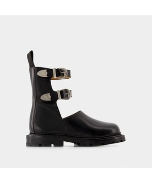 Kleuren: Zwart. Hoofdmateriaal: glad kalfsleer. Materiaal zool: rubber. Materiaal voering: leer. Sluiting: enkelbandje met gespsluiting. Tipvorm: rond. Pasvorm: op maat - Maatvoering: Europees.
