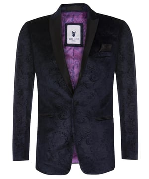 Maak feestkleding gemakkelijk met deze Simon-blazer. Deze getextureerde blazer is ontworpen om indruk te maken en vormt een elegant geheel voor al die speciale gelegenheden. Het heeft een paisley-ontwerp in reliëf op luxe, zacht aanvoelende fluwelen stof en een opvallende paisley-voering.