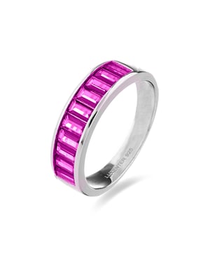 Simal ring in 925 sterling zilver en gerhodineerde robijn zirkonia. De naam van de lijn onderschrijft het: ATELIER Rubi.  Juwelen die zich overgeven aan een atypisch ontwerp die deze sensuele ontwerpen een bevoorrechte positie hebben gegeven: ze maken deel uit van de garderobe van de hedendaagse vrouw. Ontwerpen gemaakt van veelkleurige zirkonia's die eruit springen als de meest klassieke, met de toevoeging van een sterke toets groen, blauw en rood, zorgvuldig met de hand afgewerkt.

Een herdefinitie van juweelontwerpen die zich materialiseert in pure en eenvoudige ontwerpen. Creaties die vrouwelijke uniciteit uitdrukken: prêt-à-porter.