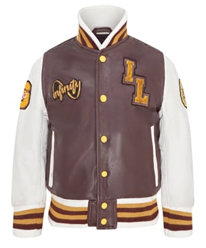 Maak kennis met het unisex leren honkbaljack voor kinderen, een perfecte mix van klassieke varsitystijl en modern vakmanschap. Dit Letterman-bomberjack heeft contrasterende mouwen en een gestreepte gebreide geribde kraag, tailleband en manchetten voor een tijdloze atletische look. De drukknoopsluiting aan de voorkant en geborduurde merklogopatches op de borst en mouwen voegen een vleugje authenticiteit en flair toe. Ontworpen met het oog op functionaliteit, heeft hij twee steekzakken in de taille en twee paspelzakken aan de binnenkant voor je essentiële spullen. De inzetstukken aan de achterkant van de jas zorgen voor een getailleerde pasvorm en superieur comfort. Contrasterende mouwen voor een stijlvolle look Gestreepte gebreide geribde kraag, tailleband en manchetten voor een klassieke afwerking Drukknopen aan de voorkant voor gemakkelijk dragen Geborduurde merklogopatches op de borst en mouwen voor extra detail Twee steekzakken in de taille.