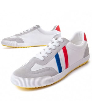 Zapatilla cómoda para hombres. Ajuste cómodo. Plantilla acolchada. Suela antideslizante. Costuras reforzadas. Fabricada por otras marcas para nuestra marca.