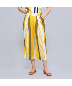 Dit item biedt een edgy streepprint op een high-end ademende viscose. Een echt handig item voor de hete zomer, comfortabel en moeiteloos, dat je overdag of voor cocktails kunt dragen. Volledig gevoerd, vlieg midden voor en openen aan de zijkanten. Om te combineren met een wit shirt of onze "Long Stripe Print Game Top" als je met een strip volledig wilt spelen.
Productengegevens
• Vorm: recht
• Lengte: 85 cm
• Vlieg en haak vooraan