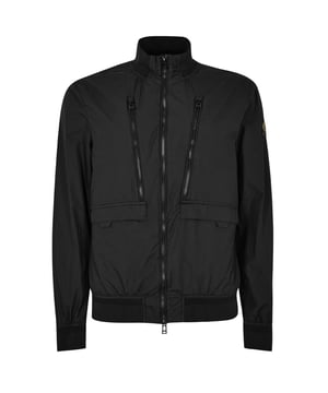 Erleben Sie ultimative Vielseitigkeit und Stil mit der Belstaff Black Jacket. Diese Jacke bietet sowohl Wärme als auch modisches Design und ermöglicht Ihnen den mühelosen Übergang von einem lässigen Tageslook zu einem schicken Abend-Outfit. Bleiben Sie gemütlich und sehen Sie fantastisch aus mit dieser unverzichtbaren Jacke!, Lederjacke, Material: 98 % Polyamid, 2 % Elastan, Futter: 100 % Polyester, wasserabweisend, 4 Taschen, zentraler Reißverschluss, normale Passform, Reißverschluss, schwarzer Mantel , Große Reißverschlusstaschen