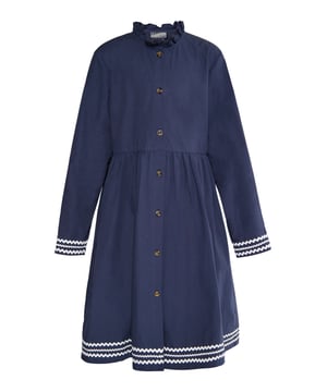 Dieses Kinderkleid strahlt mit seinem hohen, drapierten Kragen und dem Knopfverschluss vorne einen maritimen Look aus. Die langen Ärmel sind mit einem gemusterten Bündchen versehen, das zum Besatz am Saum passt. Knielanges, ausgestelltes Kleid. Perfekt für kleine Modeliebhaber. Dieses Produkt ist Teil der Kids-Kollektion.  Kleid