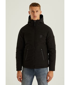 Fit & Materiaal De saturn Climate is een kort en aangesloten model winterjas. Het is een jas met een buitenlaag gemaakt van Softshell. Hierdoor is deze jas waterafstotend, windproof, ademend en houdt deze jas je warm.   Details Deze winterjas is voorzien van 5 zakken waaronder dubbele zijzakken, 1 met rits en 1 met knoopsluiting aan beide kanten. Aan de binnenkant zit in een binnenzak met ritssluiting. Verder is de jas voorzien van een verstelbare capuchon en kenmerkende CHASIN’ details.  Specs Softshell Waterafstotend Winddicht Ademend Keep-warm Verstelbare capuchon 5 zakken Kunststof rits CHASIN' details