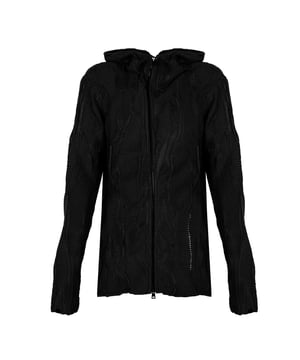 El color uniforme de este suéter lo hace extremadamente versátil y combina con muchos estilos, tanto los cotidianos como los más elegantes, lo que lo convierte en un elemento indispensable del vestuario.

Un suéter ricamente adornado con costuras es una verdadera obra de arte que atrae la atención y añade carácter a cualquier estilo, y los detalles cuidadosamente elaborados demuestran la más alta calidad de fabricación.

Un suéter con cremallera es una solución práctica que permite vestirse rápidamente y con comodidad, además de permitir ajustar el nivel de calor, lo cual es especialmente útil en días más fríos.

Un suéter con capucha es la elección ideal para días ventosos y fríos, protegiendo la cabeza del frío y añadiendo un carácter deportivo y casual, lo que lo hace perfecto para cualquier ocasión.

Producido en Italia, lo que garantiza la más alta calidad de los materiales y precisión en la manufactura, además de añadir prestigio y la seguridad de que estás llevando un producto de un país conocido por su excelente artesanía y moda.