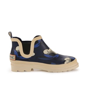 The women's Orla Welly Mid from Regatta, are the perfect Chelsea boot style to keep feet dry during festivals and camping days. Made from hardwearing rubber, these playful ankle height wellies provide complete weather protection when exploring the outdoors. With an EVA comfort footbed, and reliable underfoot stability. With classic, all over floral prints and contrast details, these wellies will have you enjoying the outdoors, whatever the weather. Ref: RWF760KDT.