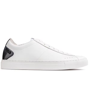 Lleva tus habilidades de estilo a un nuevo nivel de credibilidad urbana con estas últimas zapatillas de deporte de HUGO. Las zapatillas de cuero Futurism Low han sido confeccionadas con materiales de primera calidad y rematadas con una marca en relieve en la lengüeta y un talón negro brillante. ofreciéndote un look puntual esta temporada.