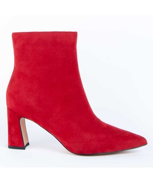 Dames enkellaars met hak. Comfortabele pasvorm. Gevoerde binnenzool van natuurlijk leer. Gemaakt door andere merken voor ons merk. Afmetingen: 7 cm hak, 17 cm hoog en 10 cm breed.
