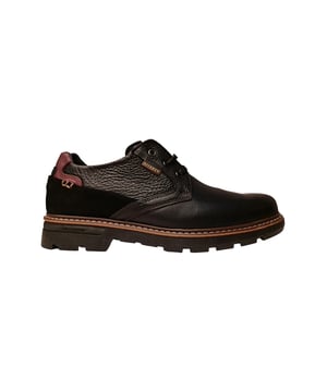 Zapato cerrado de hombre con cierre de cordones con detalles de costuras en su parte trasera. Cuenta con una cómoda suela y una planta antideslizante.