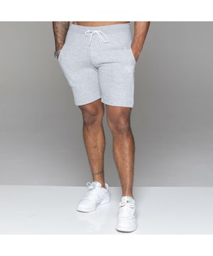 MYT Heren Regular Fit Fleece Shorts.

Geborduurd MYT-logo op been.

Elastische taille met koord.

Ontwerp met 2 zakken.

70% Katoen, 30% Polyester.

Machinewasbaar (zie wasetiket) .

Ideaal voor de herfst, winter en lente om casual, sportief of in je vrije tijd te dragen.